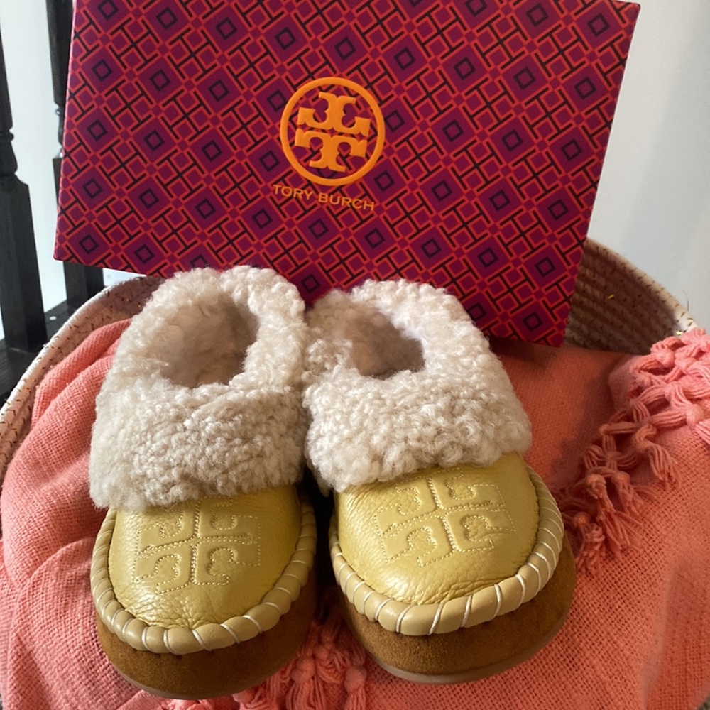 NIB Tory Burch Genuine Shearling Moccasin Slippers - Picture 2 of 13